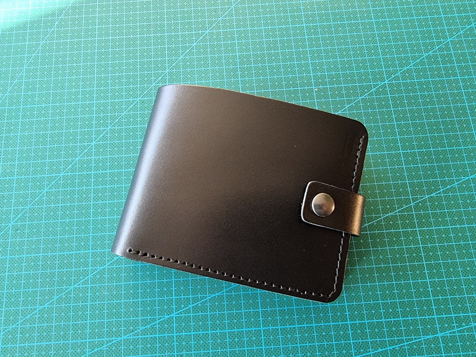 Juoda piniginė su spaude